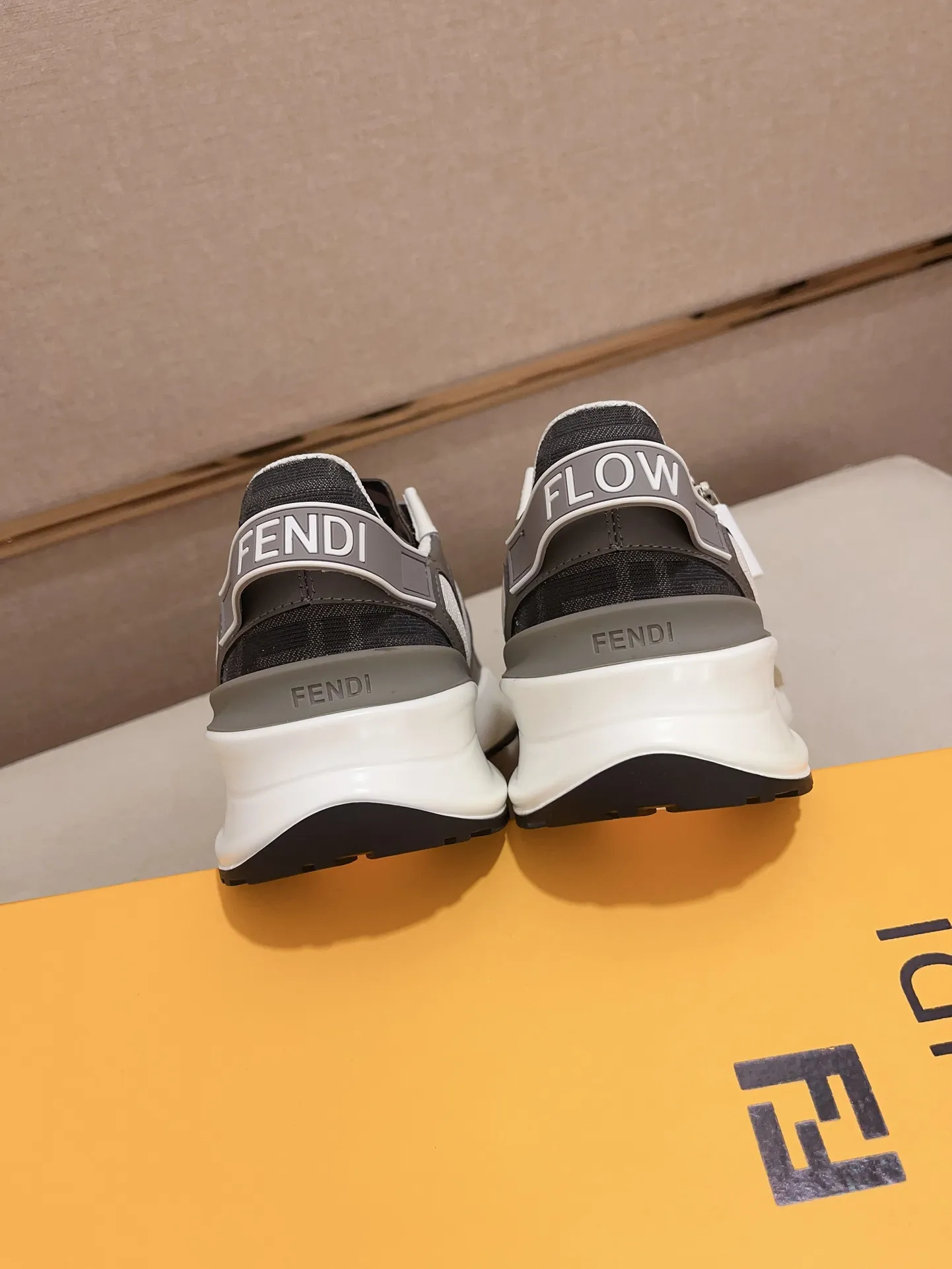 Men's shoes💰: 540💰(Higher version) [Fendi] Fendi's latest casual shoes for men! Available at counters simultaneously! A one-to-one replica of the original. Made entirely of imported top-grain calfskin, the interior is made of top-grain water-dyed cowhide, and the original factory-supplied rubber outsole. Leading new fashion concepts. Matching code: 38-44. 45 can be customized and non-returnable!